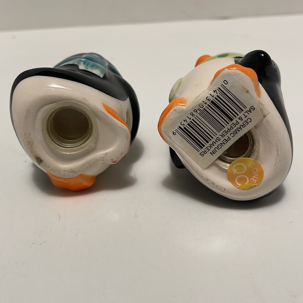 Penguin Salt & Pepper Shaker Set - Picture 4 of 4
